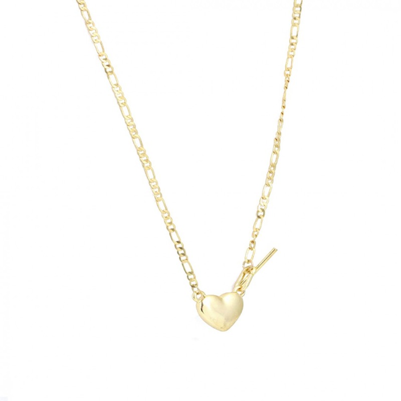Elegante collana color oro con una catena larga e un bellissimo cuore
